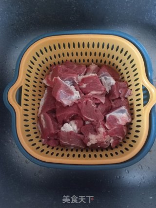 萝卜炖牛肉的做法步骤：1