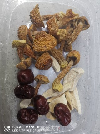 姬松茸炖鸡汤的做法步骤：2