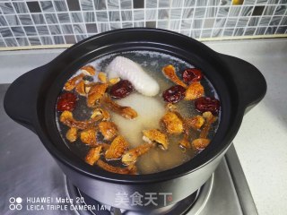 姬松茸炖鸡汤的做法步骤：3