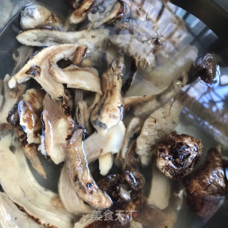 松茸炖鸡汤的做法步骤：1