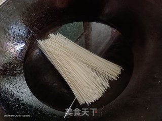 水瓜鸡蛋拌面的做法步骤：1