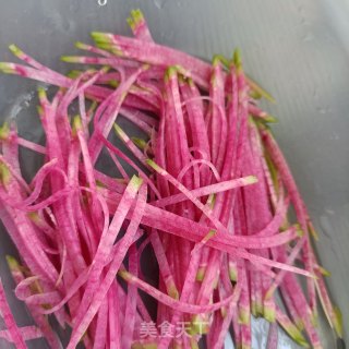 熟肉金针菇拌花心萝卜的做法步骤：3
