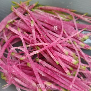 熟肉金针菇拌花心萝卜的做法步骤：4