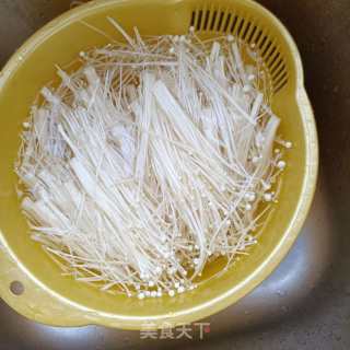 熟肉金针菇拌花心萝卜的做法步骤：5