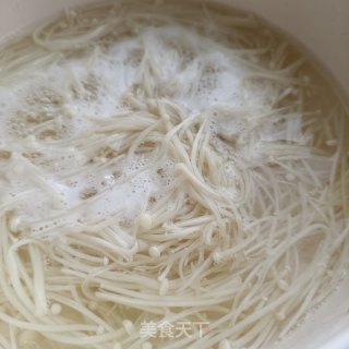 熟肉金针菇拌花心萝卜的做法步骤：7