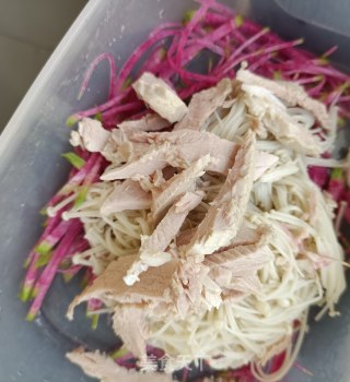 熟肉金针菇拌花心萝卜的做法步骤：9