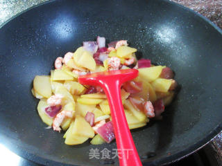 紫洋葱虾仁炒土豆的做法步骤：9