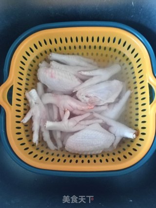 鸡翅鸡爪煲的做法步骤：1