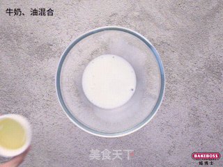 巧克力奶油蛋糕，桂冠般华丽，雪纺般柔软的做法步骤：1