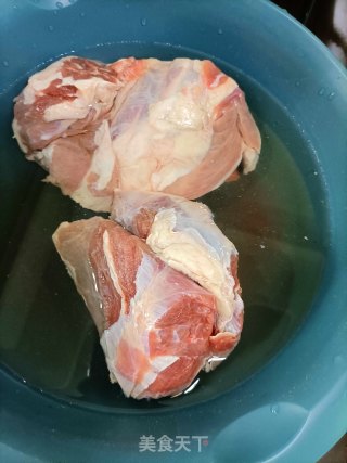 卤牛腱子的做法步骤：1