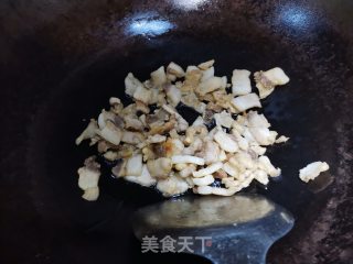 青红辣椒炒油渣的做法步骤：1