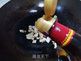 青红辣椒炒油渣的做法步骤：2