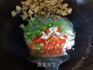 青红辣椒炒油渣的做法步骤：3