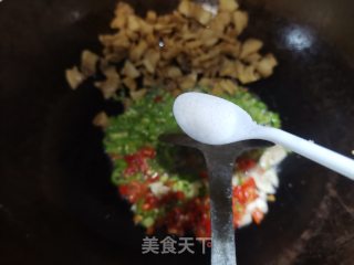 青红辣椒炒油渣的做法步骤：4