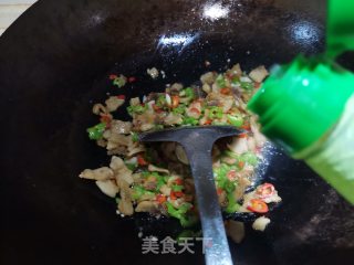 青红辣椒炒油渣的做法步骤：5