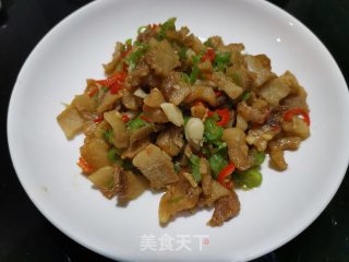 青红辣椒炒油渣的做法步骤：6