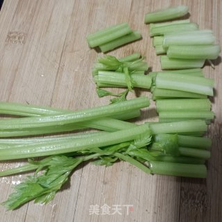 麻辣肠炒芹菜的做法步骤：1