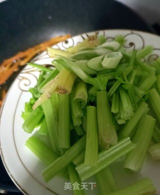 麻辣肠炒芹菜的做法步骤：8
