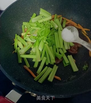 麻辣肠炒芹菜的做法步骤：9