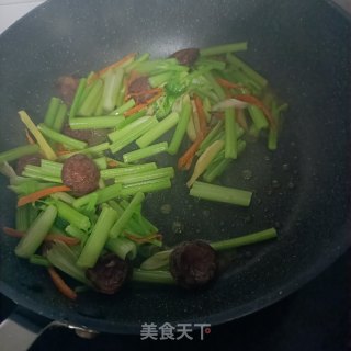 麻辣肠炒芹菜的做法步骤：10
