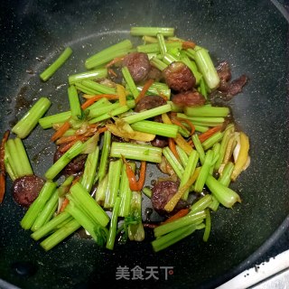 麻辣肠炒芹菜的做法步骤：12