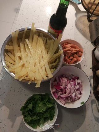 简易版-烤冷面的做法步骤：1