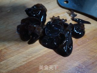 木耳蒸肉饼的做法步骤：1