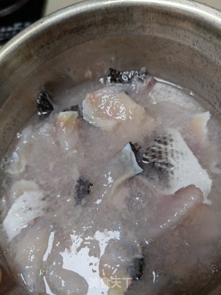 酸辣黑鱼片的做法步骤：1