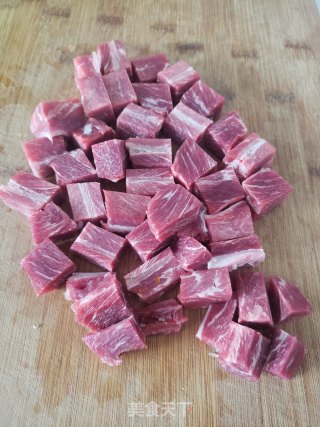 土豆炖牛肉的做法步骤：3