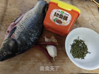 酱焖鲤鱼的做法步骤：1