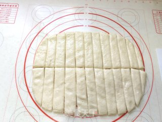 简易制作炸油条的做法步骤：7