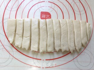 简易制作炸油条的做法步骤：8
