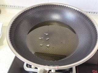 简易制作炸油条的做法步骤：10