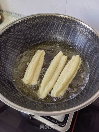 简易制作炸油条的做法步骤：11