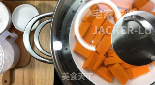 软糯南瓜饼，零难度美食，糯叽叽甜蜜蜜，香甜可口颜值高。的做法步骤：2