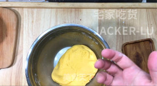软糯南瓜饼，零难度美食，糯叽叽甜蜜蜜，香甜可口颜值高。的做法步骤：7