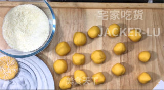 软糯南瓜饼，零难度美食，糯叽叽甜蜜蜜，香甜可口颜值高。的做法步骤：9