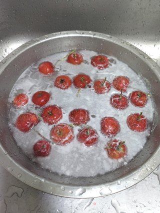 自制消食解腻的山楂罐头的做法步骤：1