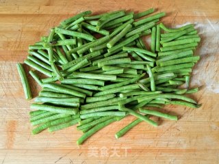 豇豆豆皮炖粉条的做法步骤：1