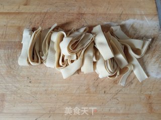 豇豆豆皮炖粉条的做法步骤：2