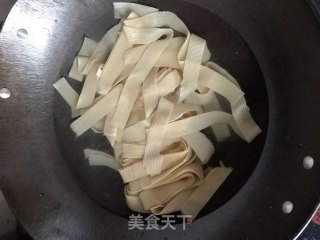 豇豆豆皮炖粉条的做法步骤：3