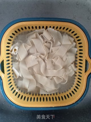 豇豆豆皮炖粉条的做法步骤：4
