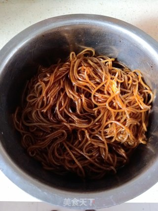 豇豆豆皮炖粉条的做法步骤：5