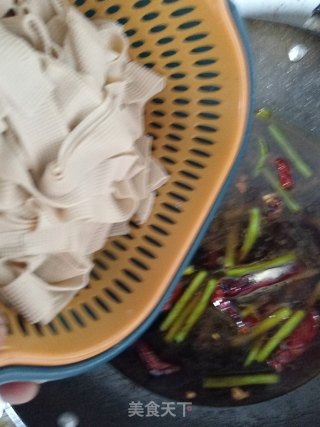 豇豆豆皮炖粉条的做法步骤：16