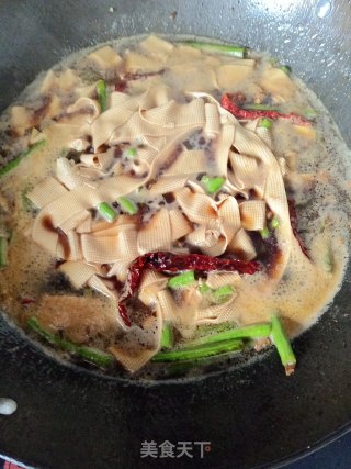 豇豆豆皮炖粉条的做法步骤：17