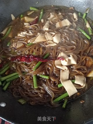 豇豆豆皮炖粉条的做法步骤：18