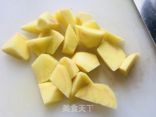 白菜炖土豆的做法步骤：1