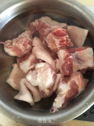 粉葛胡萝卜排骨汤的做法步骤：1