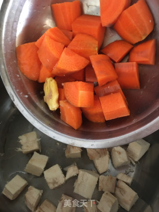 粉葛胡萝卜排骨汤的做法步骤：5