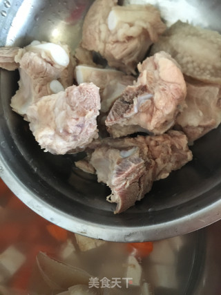 粉葛胡萝卜排骨汤的做法步骤：6